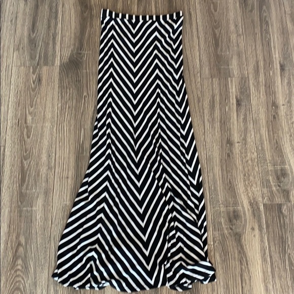 Bebe black and white maxi skirt size small